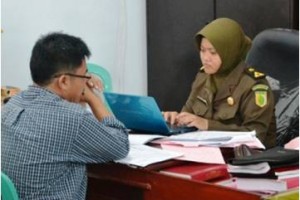 Petugas Kejaksan Negeri Kuningan saat memeriksa berkas TNGC